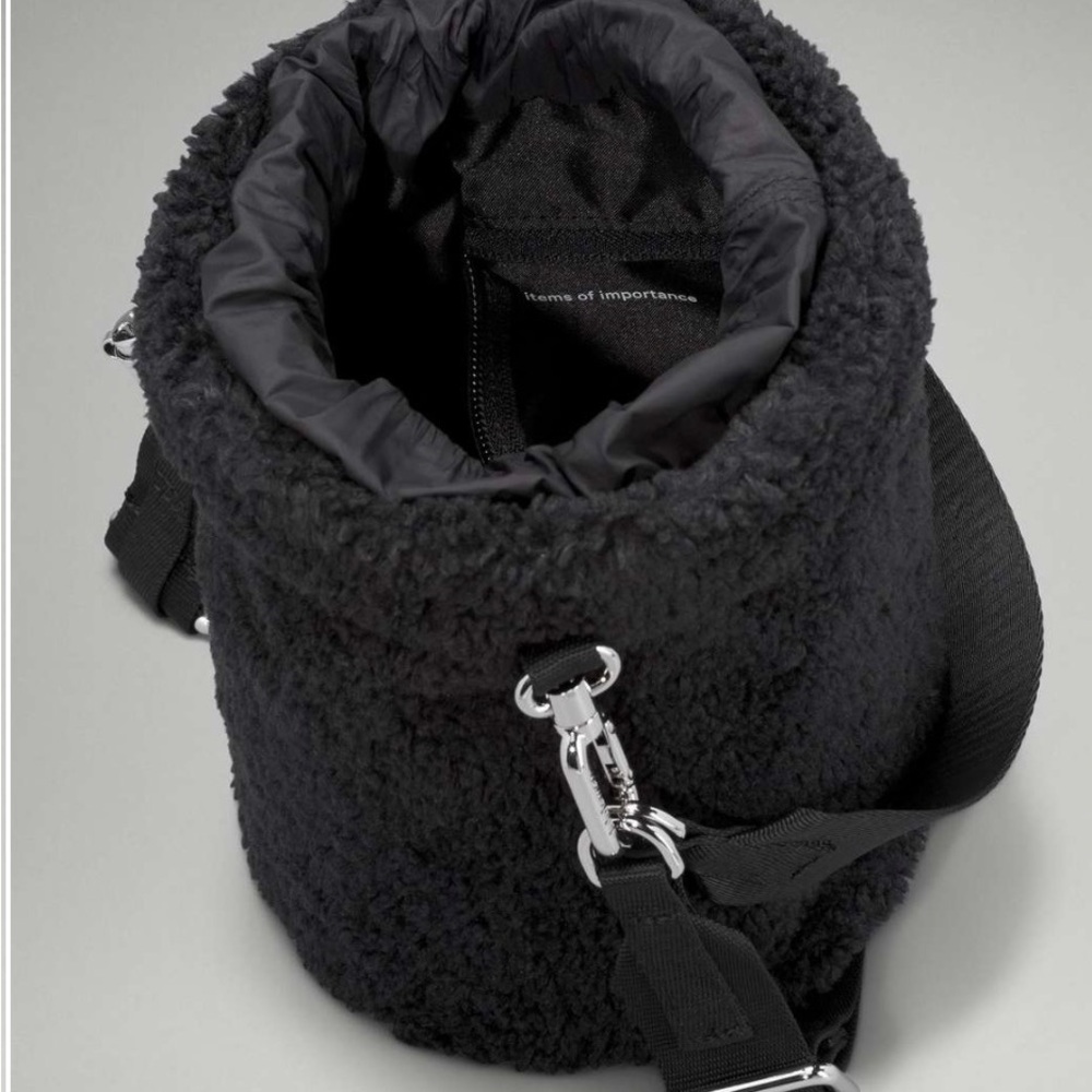 Lululemon Crossbody Fleece Bucket Bag 2.5L - Picture 3 of 8